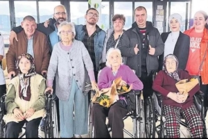 Zihinsel engelli öğrencilere eğitim veren öğretmen Zeynep Bulut, ‘Sevgi Varsa Engel Yok’ hareketi başlattı. 150 bin gönüllüye ulaşınca dernekleştiren Zeynep öğretmen, hiç yaş günü kutlamayan engelli çocukları tek tek bulup doğum günü düzenliyor